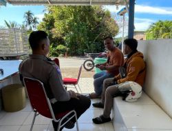Petugas PJR Ditlantas Polda Sulbar Tangani Kecelakaan di Ampalas Kalukku