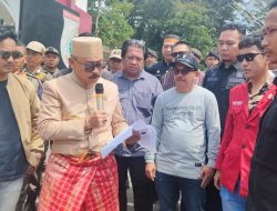 Gubernur SDK Temui Massa Aksi May Day