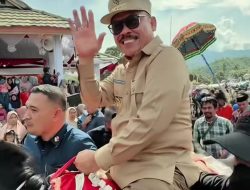 Gubernur SDK Naik Kuda Sayyang Pattudu Hadiri khitanan Massal