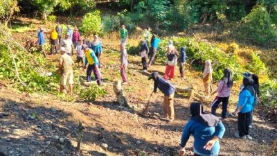 Pemerintah, Masyarakat dan PKK Desa Sukadamai Gotong Royong Jaga Kebersihan Lingkungan