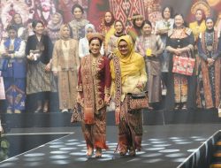 Ketua dan Wakil Ketua Bhayangkari Polda Sulbar Tampil Memukau di Bazar Kreasi Nusantara 2025