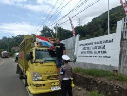 Sat PJR Ditlantas Polda Sulbar Tebar Semangat Nasionalisme di Jalan Raya