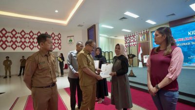 Pemprov Sulbar Serahkan 66 Sertifikat Merek Dagang, Dorong UMKM Go Digital