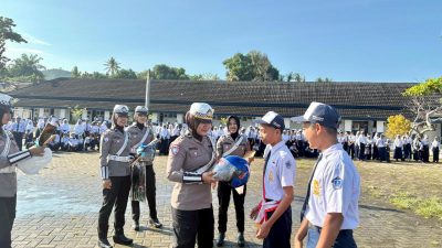 Polwan Polda Sulbar Sosialisasi Keselamatan di SMPN 2 Mamuju