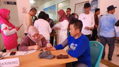 Dishub Sulbar Gelar Aksi Bersih Pantai dan Donor Darah