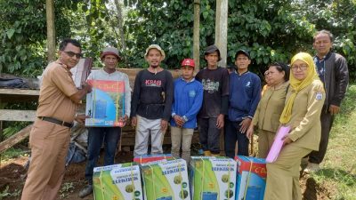 Dinas Perkebunan Sulbar Serahkan Bantuan Sprayer