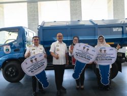 Gubernur SDK Serahkan Bantuan Truk Sampah
