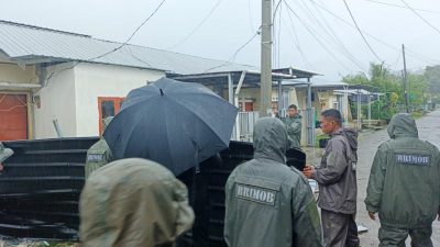 Sat Brimob Polda Sulbar Sigap Bantu Korban Angin Kencang di Mamuju