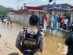 Polresta Mamuju Kerahkan Personilnya Tangani Banjir di Kali Mamuju