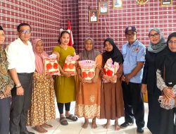 Dinsos Sulbar Salurkan Bantuan Beras untuk Warga Miskin Ekstrem di Desa Lampoko