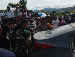 Petugas PosPam Operasi Lilin Anjungan Pantai Manakarra Bergerak Cepat Evakuasi Orang Tenggelam