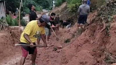 Warga Desa Bambang Gotong Rotong Bersihkan Jalan yang Tertimbun Longsor