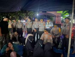 Kapolresta Mamuju Menyapa dan Bagikan Konsumsi ke Massa Aksi