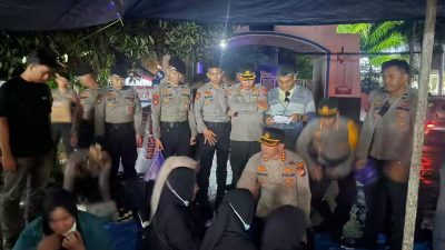 Kapolresta Mamuju Menyapa dan Bagikan Konsumsi ke Massa Aksi