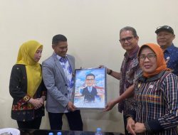DPMPTSP Sulbar Serahkan Cendera Mata kepada Asisten III