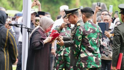 Hj. Fatmawati Salim Terima Lipatan Merah Putih Usai Upacara Pemakaman Militer