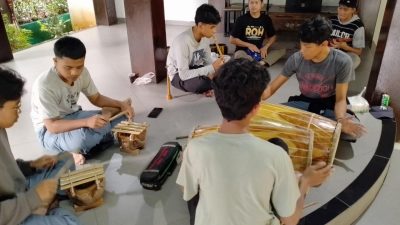 Semangat Lintas Daerah Menghidupkan Musik Tradisional Sulawesi Barat di TMII