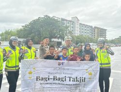 Ditlantas Polda Sulbar Bagi-bagi Takjil dan Ajak Pengendara Tetap Tertib Berkendara