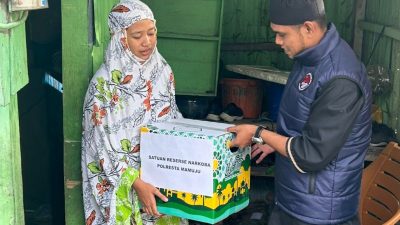 Satnarkoba Polresta Mamuju Bagikan Puluhan Paket Sembako