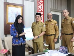 Pemprov Sulbar Serahkan SK CPNS Lulusan STTD