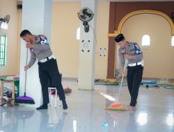 PJR Ditlantas Polda Sulbar Gelar Baksos, Salurkan Karpet Masjid dan Parcel untuk Marbot