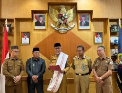 Kepala BKPSDM Sulbar Serahkan Hasil Seleksi Tiga Besar JPT Pratama Mamasa