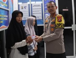 Kapolresta Mamuju Bagikan SIM Gratis Kepada 10 Pelajar Berprestasi