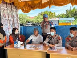 Petugas Pos Pelayanan Ops Ketupat Polresta Mamuju Berikan Layanan Kesehatan Gratis bagi Sopir dan Pedagang