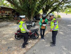 Ditlantas Polda Sulbar Bagikan Makanan Gratis Sasar Ojol, Tukang Becak dan Tukang Parkir