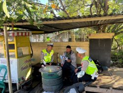 Ditlantas Polda Sulbar Bagikan Leaflet dan Edukasi Pengguna Jalan