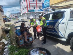Jumat Penuh Berkah, Ditlantas Polda Sulbar Bagikan Makanan Gratis untuk Ojol dan Tukang Becak