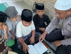 Luar Biasa, Polisi Ini Jadi Guru Mengaji