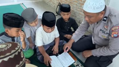 Luar Biasa, Polisi Ini Jadi Guru Mengaji