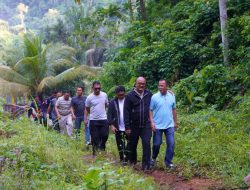 Kapolda Sulbar Bareng PJU Jelajahi Keindahan Air Terjun Tamasapi