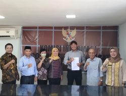KominfoSS Sulbar Serahkan DIP Pemprov ke Komisi Informasi