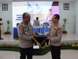 Kapolresta Mamuju Serahkan Cenderamata ke Kapolda Sulbar