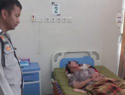 Bhabinkamtibmas Polsek Mamuju Besuk Ibu dan Anak yang Diduga Minum Racun