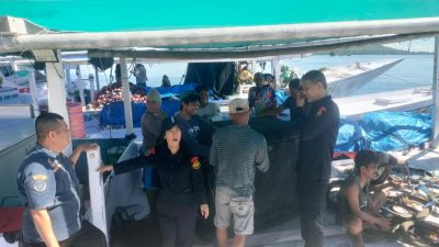 DKP Sulbar Periksa Dokumen Kapal di Tengah Laut