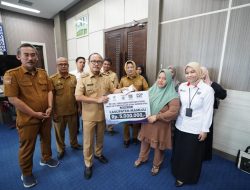 Gubernur SDK Salurkan Bantuan Modal Rp5 Juta untuk Keluarga PKH Desil Satu dan Dua