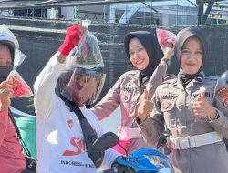 Pengendara Tertib di Mamuju Dapat Hadiah Sayuran Segar Hasil Kebun Ditlantas Polda Sulbar