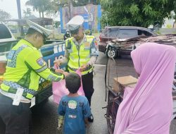 Jumat Berkah, Ditlantas Polda Sulbar Berbagi Makanan Gratis