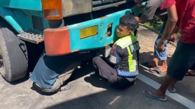 Aksi Sigap PJR Polda Sulbar Amankan Mobil Mogok di Tanjakan Ampallas