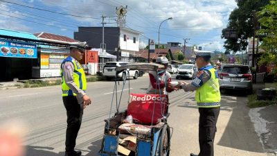 Ditlantas Polda Sulbar Bagikan Makanan Gratis untuk Pejuang Jalanan