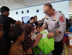 Di Pulau Terluar Mamuju, Kapolda Sulbar Bawa Kebahagiaan untuk Warga Pulau Ambo