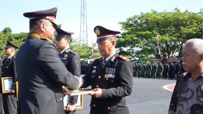 Kado Istimewa untuk Personel Berprestasi dan Warga