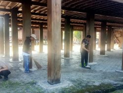 Jaga Warisan Budaya, Polresta Mamuju Bersihkan Rumah Adat Mamuju