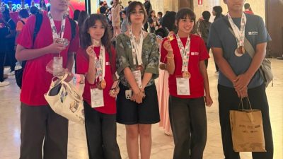 Delegasi Sekolah Kharisma Bangsa Perkenalkan Sandeq di Italia