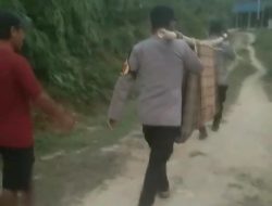 Ini Potret Perjuangan Bhabinkamtibmas dan Warga Evakuasi Nenek Sania dari Pegunungan Mambi