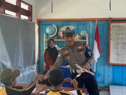 Ditlantas Polda Sulbar Bagikan Bendera Merah Putih di SD Lengke