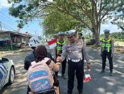 Polres Mateng Bagikan Bendera Merah Putih